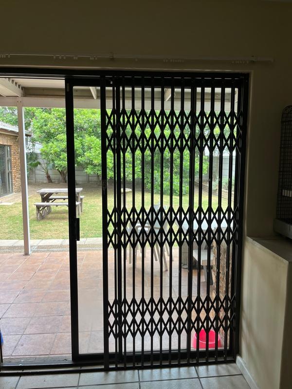 To Let 3 Bedroom Property for Rent in Uitzicht Western Cape